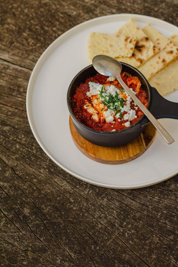 גראץ Kai 36 - Hotel Zwischen Fels Und Fluss מראה חיצוני תמונה Baked eggs with tomato and feta cheese
