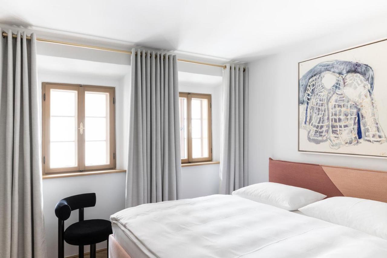 גראץ Kai 36 - Hotel Zwischen Fels Und Fluss מראה חיצוני תמונה A bedroom with curtains