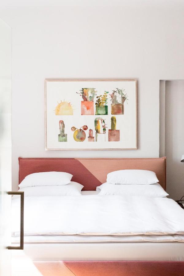 גראץ Kai 36 - Hotel Zwischen Fels Und Fluss מראה חיצוני תמונה A bedroom with a bed and a painting