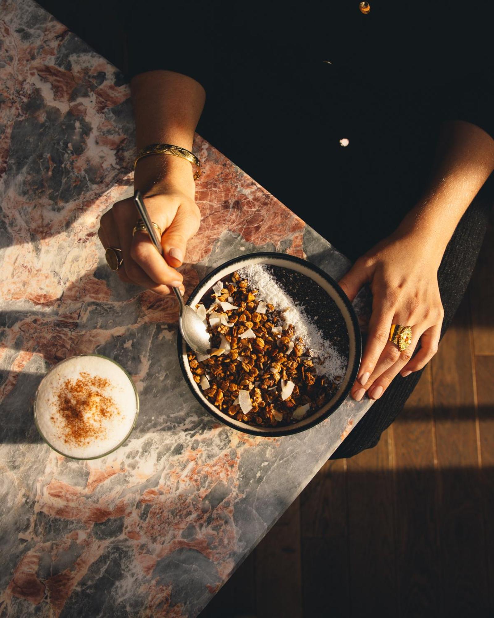 גראץ Kai 36 - Hotel Zwischen Fels Und Fluss מראה חיצוני תמונה A woman eating a bowl of granola