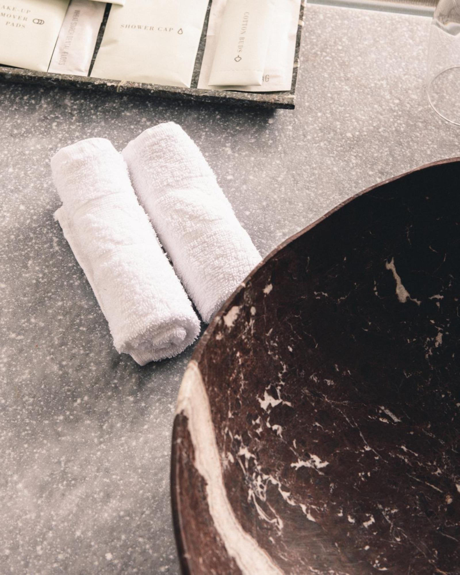 גראץ Kai 36 - Hotel Zwischen Fels Und Fluss מראה חיצוני תמונה A pair of rolled towels